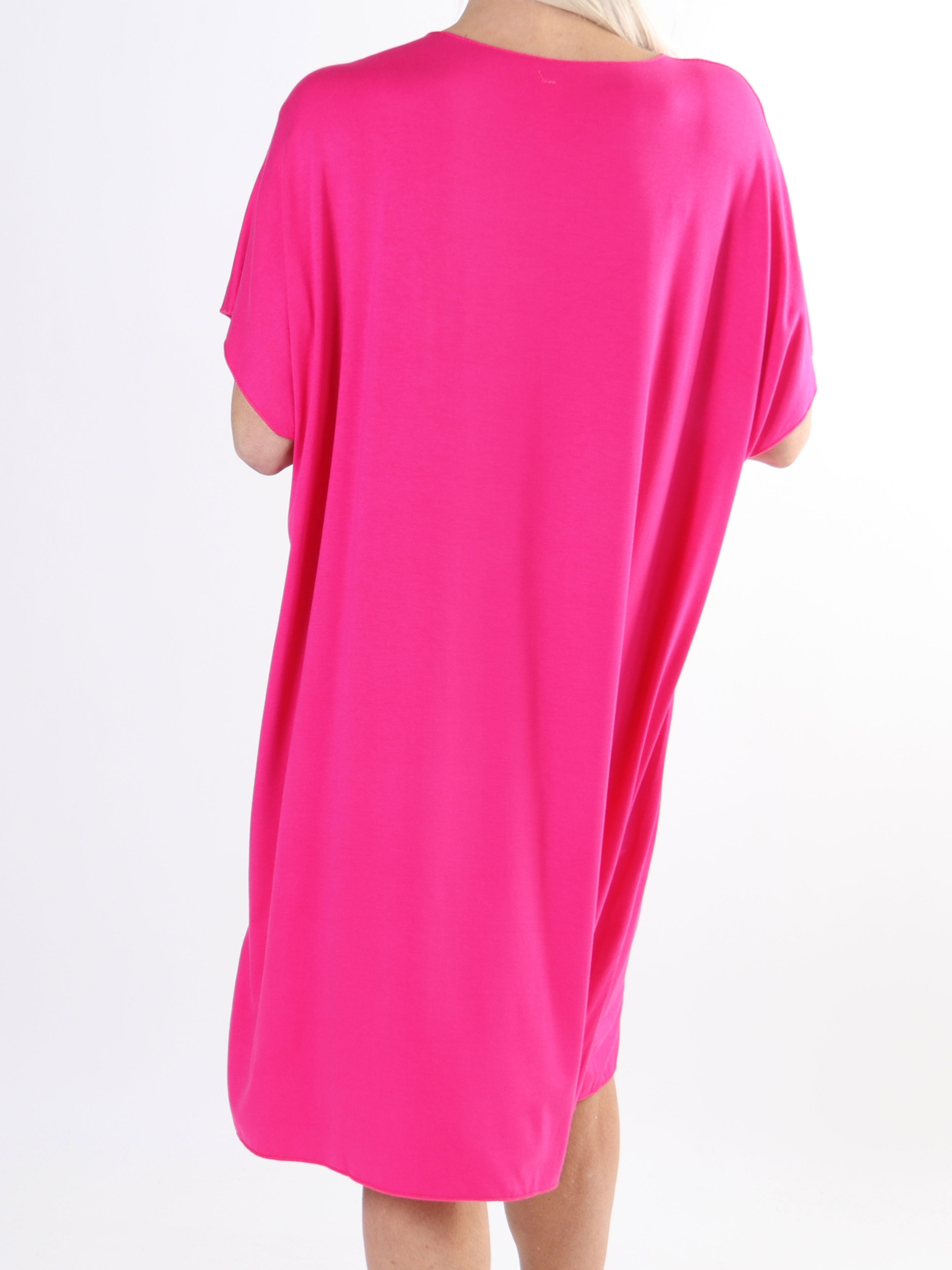 Ellen - T-shirtklänning i viskos med guldtryck i plusstorlek